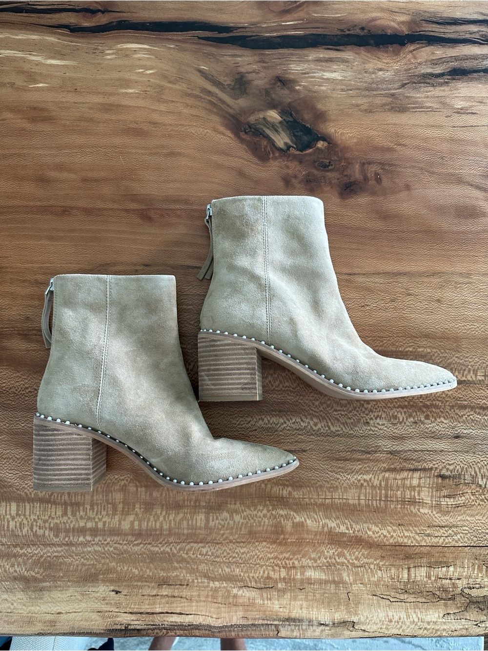 Steve Madden Aquarius Tan Suede
Studded Ankle Block Heel Booties Size 8